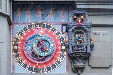 İsviçre 'nin Bern kentindeki eski bir kapının üzerindeki eski astronomik saat.