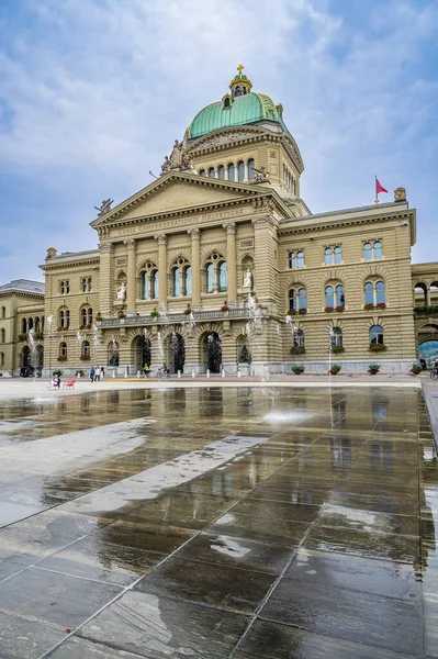 Bern 'deki Federal Saray İsviçre hükümetinin ve ülkenin parlamentosunun merkezidir.
