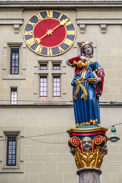 スイスのベルン旧市街にある噴水の柱の上に描かれた像 — ストック写真