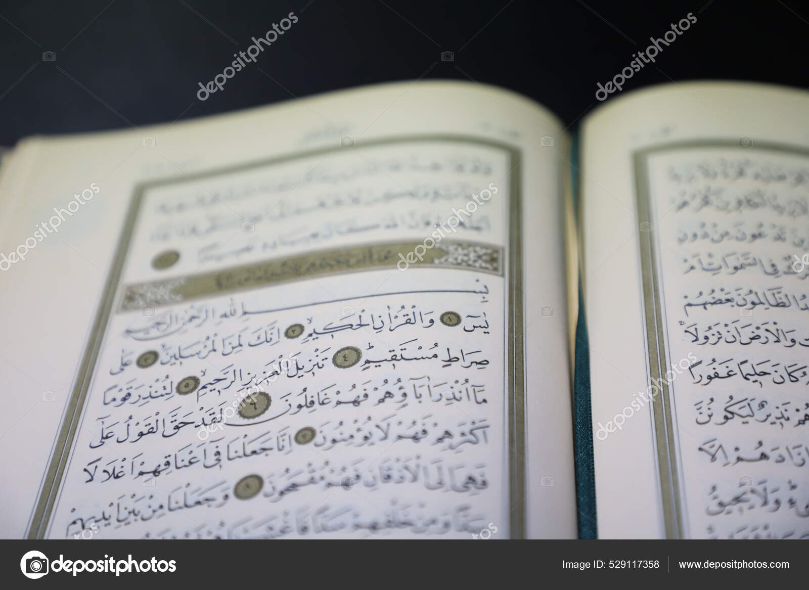 Откройте Страницу Quran Сура Ясин Включая Арабские Буквы.