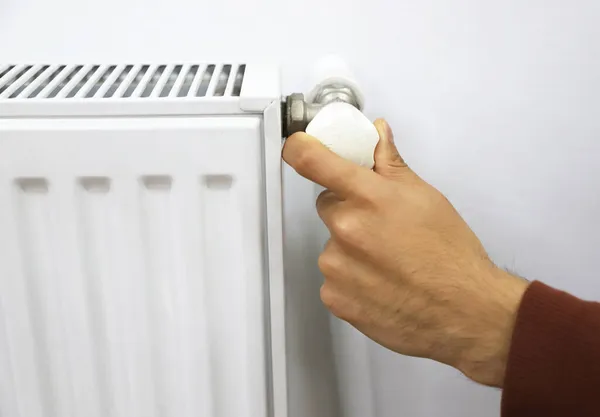 Radiatorventiel Een Man Die Radiatorklep Aanpast — Stockfoto