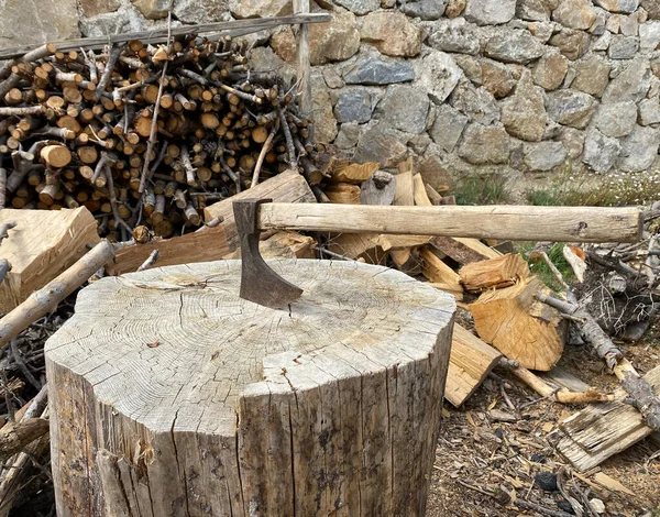 Axe Stuck Tree Stump Axe Cut Chopping Block Preparing Winter — Stock Photo, Image