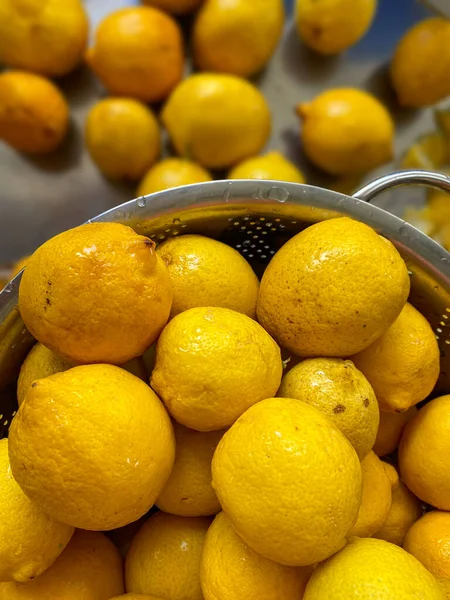 Metal kasede limon. Taze ve yıkanmış limon.