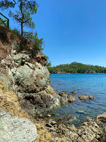 Deniz kenarı ve körfez manzarası. Fethiye 'deki Katranci ya da Gunluklu Körfezi' nden güzel bir manzara. Akdeniz kıyısı..