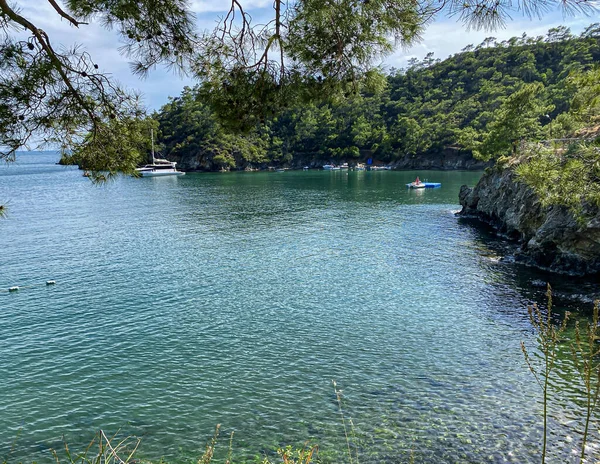 Deniz kenarı ve körfez manzarası. Fethiye 'deki Katranci ya da Gunluklu Körfezi' nden güzel bir manzara. Akdeniz kıyısı..