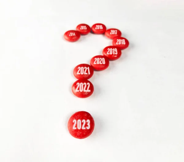 Kırmızı soru işaretli 2023 yeni yıl konsepti. 2014 'ten 2023' e kadar 10 yıllık soru işaretleri. 