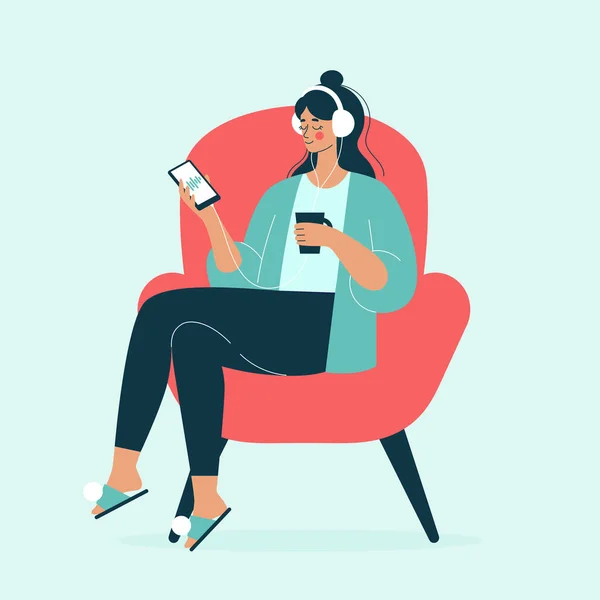 Młoda kobieta siedzi w domu na krześle z filiżanką herbaty i słucha podcastu ze słuchawkami, kobieta słucha muzyki, medytacji. Ilustracja wektora w płaskim stylu. — Wektor stockowy