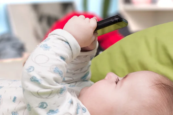 Bebê com um telefone celular — Fotografia de Stock