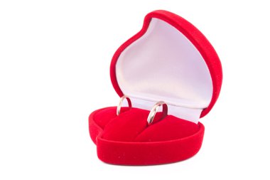 kalp form kutusunda iki altın alyans