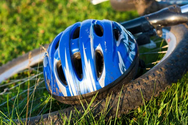 Шлем на руле — стоковое фото