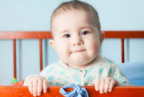 Feliz bebê no berço — Fotografia de Stock