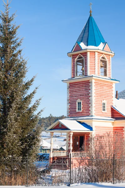 Petite église en bois avec clocher — Photo