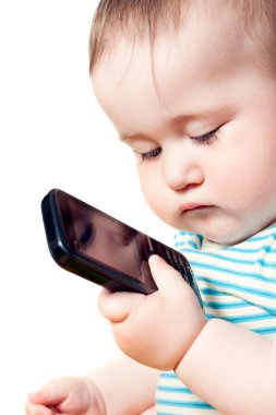 Çocuk bakıyor telefon ve düşünce