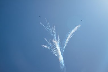 Gökyüzünde askeri uçaklar desen yapmak