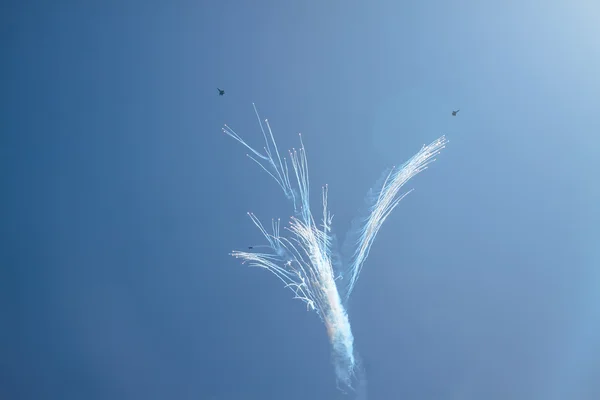 Militaire vliegtuigen in de lucht maken patroon — Stockfoto