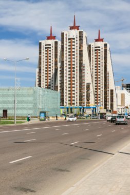 Astana, Kazakistan - 5 Nisan 2014: Apartman görünümünü avenue baurjan momyshuly üzerinde