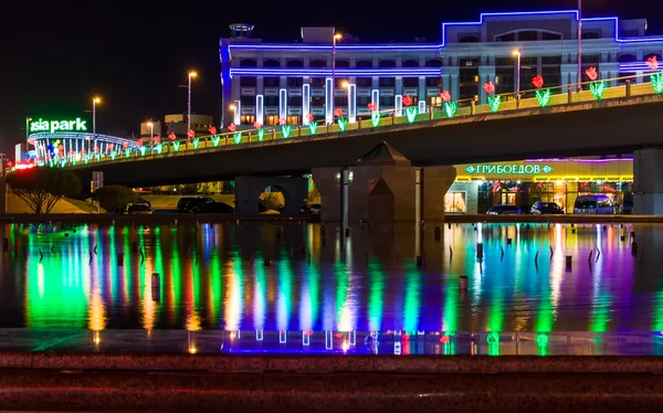 Астана, Казахстан - 10 мая 2014 года: Ночной вид на отражение моста в фонтане — стоковое фото