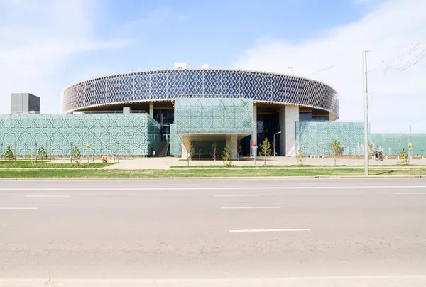Astana, Cazaquistão - 5 de maio de 2014: Edifício "Palácio das crianças em idade escolar" na avenida Baurjan Momysh — Fotografia de Stock
