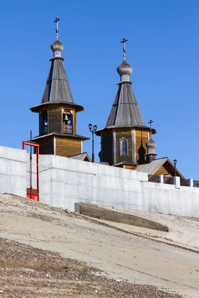 Lensk, Російська Федерація-міська набережна міста Ленск, на задньому плані храм Святого невинного — стокове фото