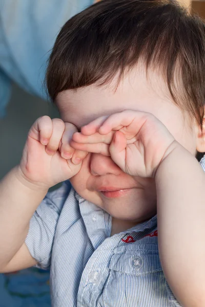 Criança fechou os olhos e chorou — Fotografia de Stock