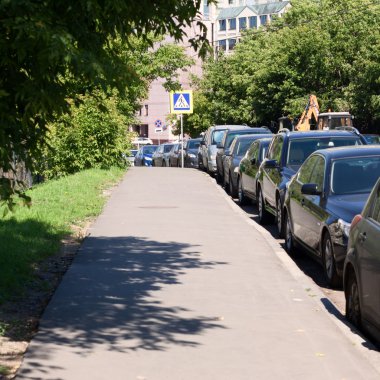 Keçiyolundan yakınındaki Park etmiş arabaların kümesi