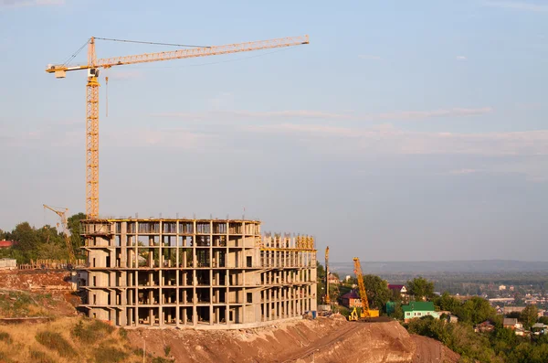 Construcción de un nuevo hotel de varios pisos — Foto de Stock