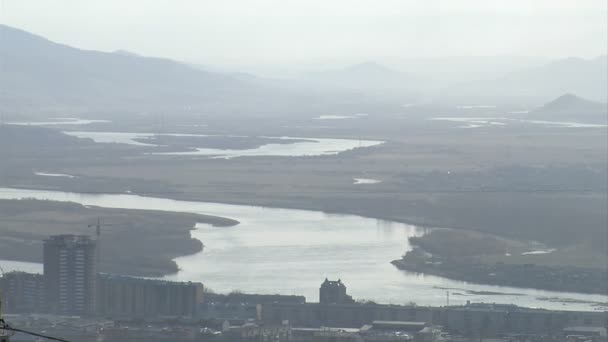 Vista aérea del pueblo desde la cima de la montaña — Vídeos de Stock