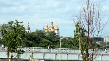 Şehir, nehir, köprü