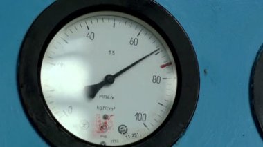 gaz tesisi, yağ basınç göstergesi