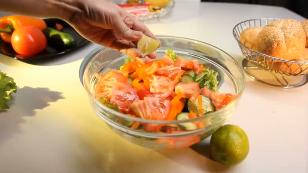 Hacer una ensalada — Vídeo de stock