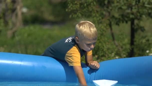 Boy playing — Stock Video