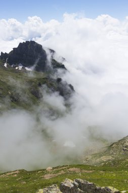 Dağlar, mavi gökyüzü ve bulutlar