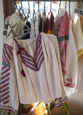 Romence geleneksel kadın kıyafetleri