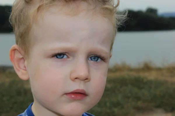 Niño en la naturaleza — Foto de Stock