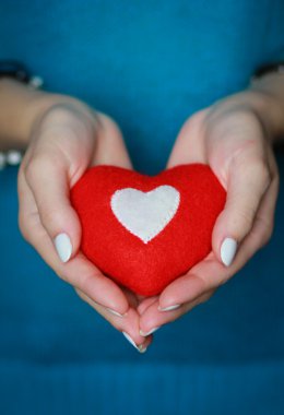 Kızın elinde kalp