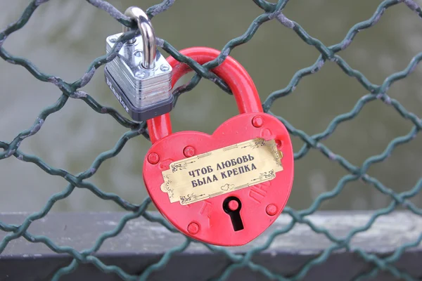 köprü kırmızı kalp kilidi