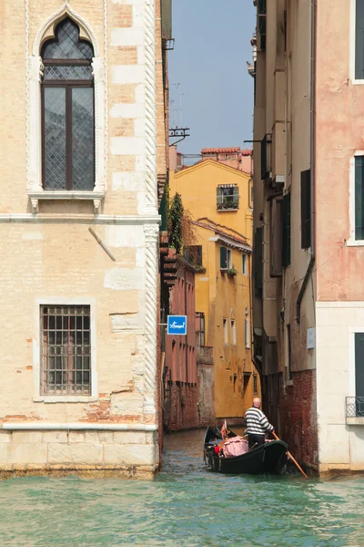 Gondola on channal in Venice — Stock Photo, Image