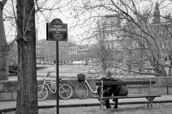 Paris 'te sevgili bir çift