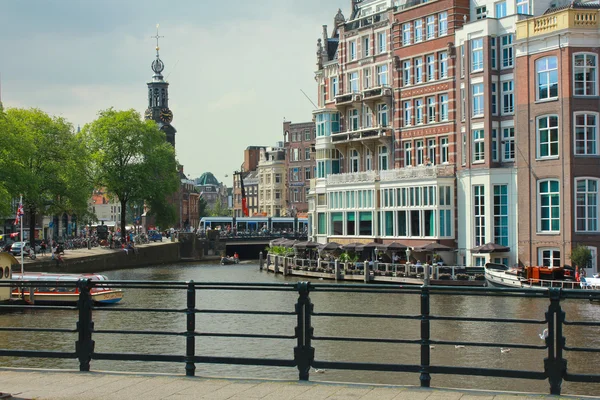 Лодки на Амстердамском канале — стоковое фото