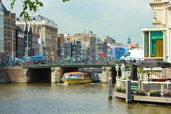 Boats on Amsterdam canal — Stock Photo, Image