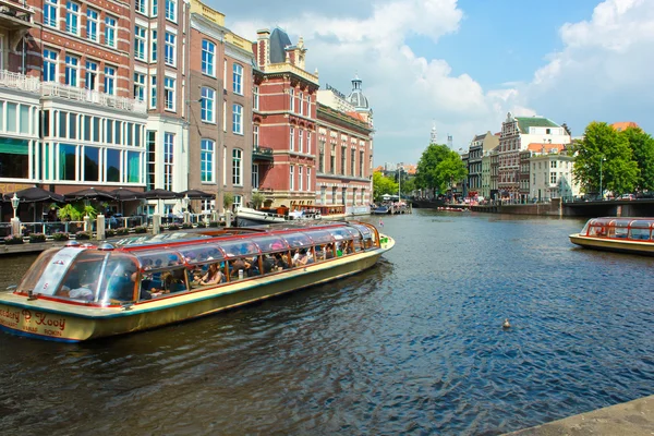 阿姆斯特丹运河上船 免版税图库照片