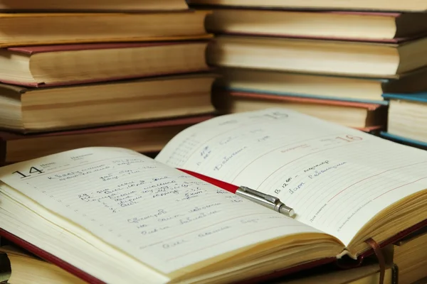 defter kalem ve kitap arka plan ile