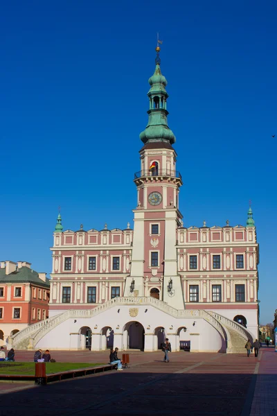 La place principale du marché dans la vieille ville de Zamosc — Photo