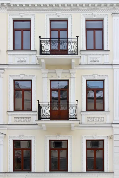 Pencereli bir binanın ön cephesi