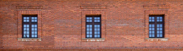 Πρόσοψη κτιρίου με παράθυρα — Φωτογραφία Αρχείου