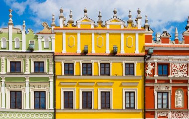 Pencereli bir binanın ön cephesi