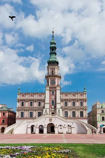 Het marktplein in de oude binnenstad van zamosc. het is op de u — Stockfoto