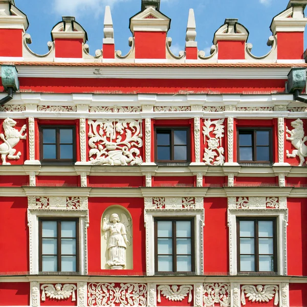 Fachada de un edificio con ventanas — Foto de Stock