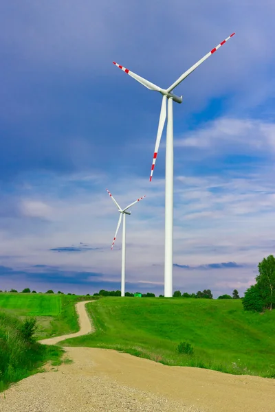 Větrná turbína, obnovitelné zdroje energie. krajina s modrou oblohou. — Stock fotografie