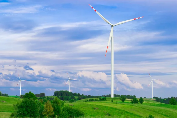 Eolienne, énergies renouvelables. Paysage avec ciel bleu . — Photo
